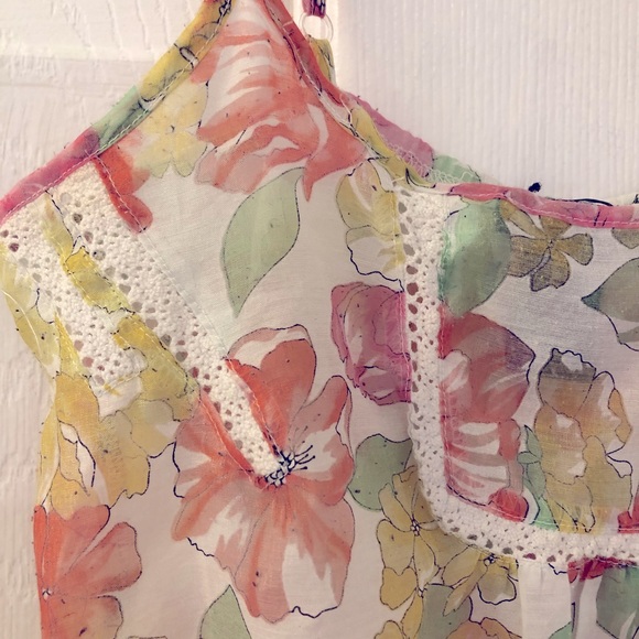 ❣️2 for $15❣️ Floral peasant-style top with crochet details, small - Picture 3 of 7